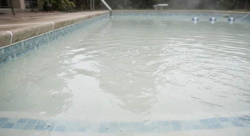 Eau de piscine trouble et laiteuse nécessitant un traitement