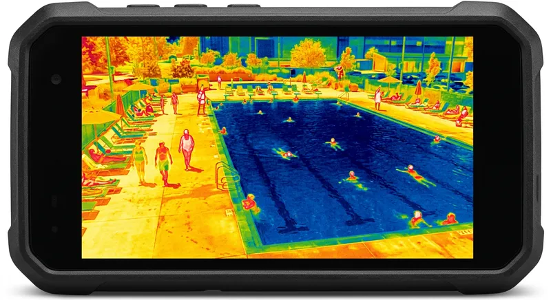 Caméra thermique détectant une fuite de piscine par imagerie infrarouge